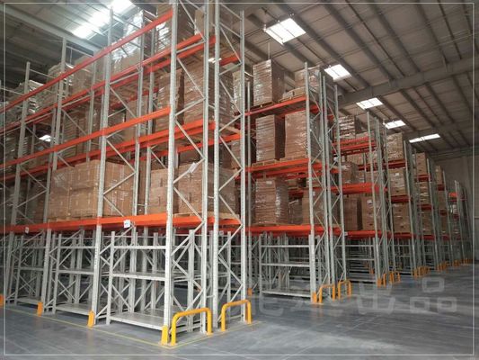 Dexion Soluzione di stoccaggio in stile standard per magazzini di acciaio pesante