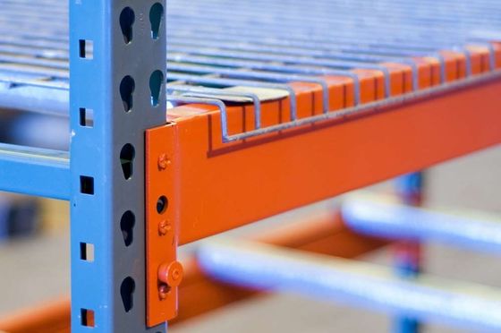 Sistema di stazionamento di pallet selettivo in acciaio per soluzioni di stoccaggio