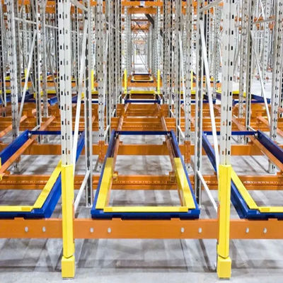 Sistema di stazionamento dei pallet regolabile a carico pesante con retrocesso
